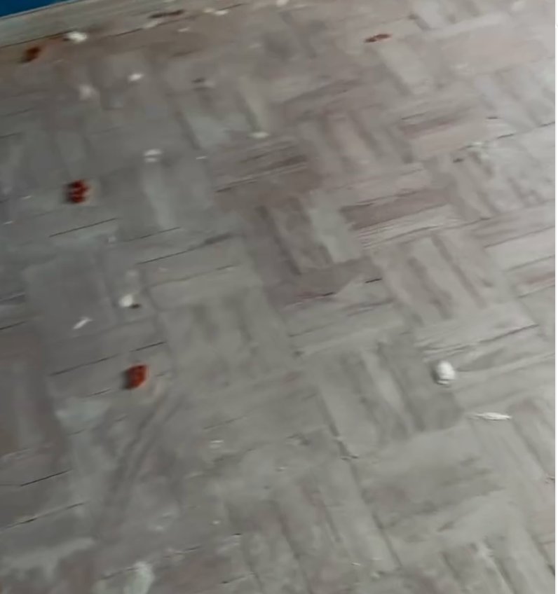 Tacos em mosaico sujos com manchas antes do afagamento