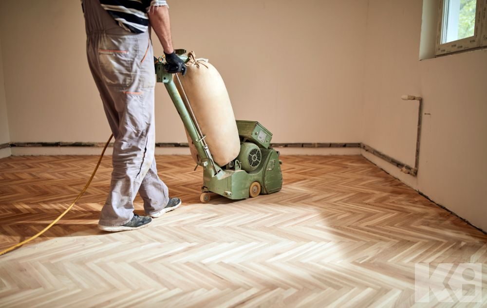 Afagar parquet em espinha de peixe (herringbone) num apartamento de Lisboa