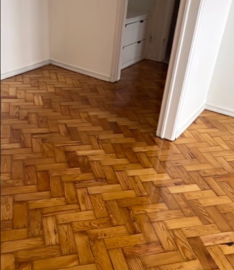 Parquet après réparation de rayures, fondu et revitrifié