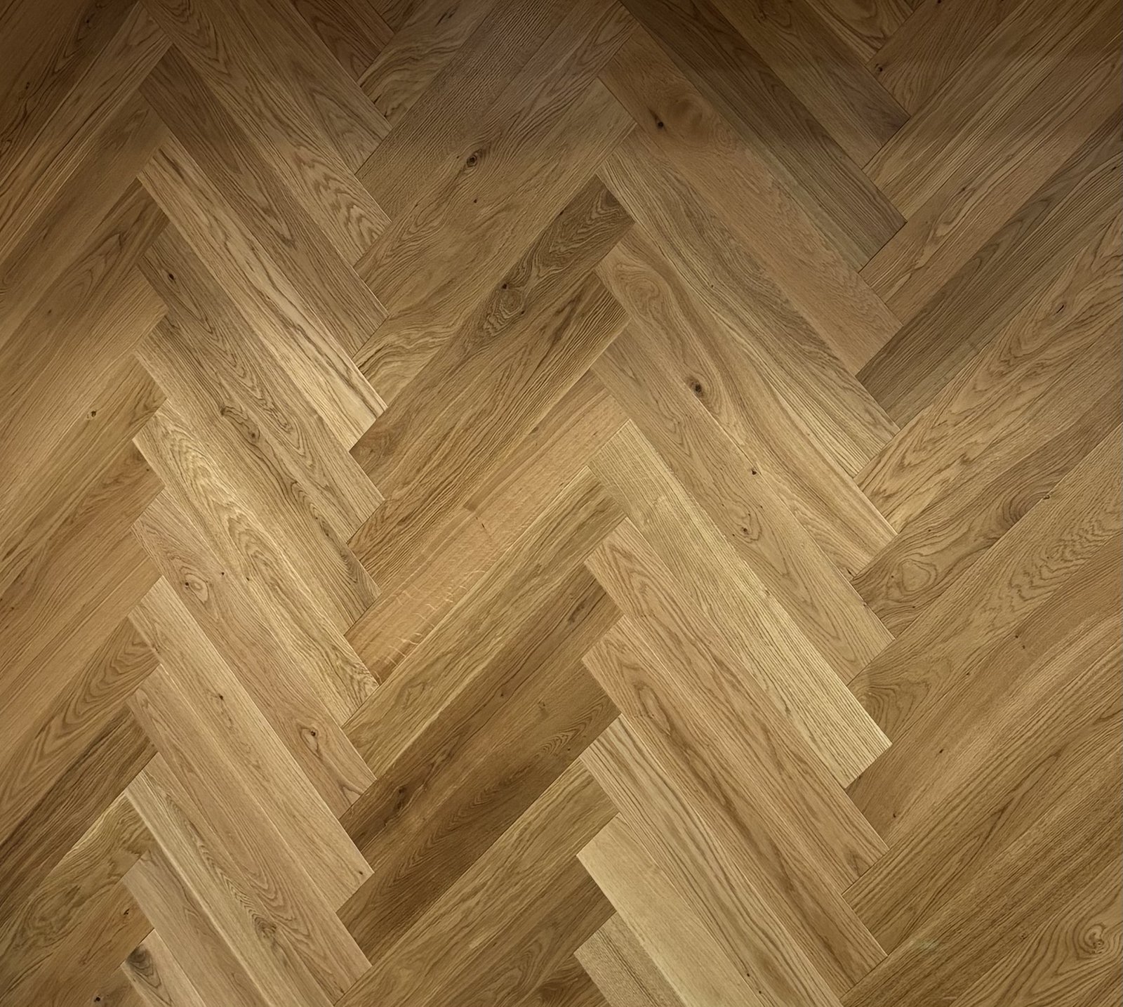 Parquet chevron em carvalho maciço instalado em Lisboa - vista detalhada do padrão