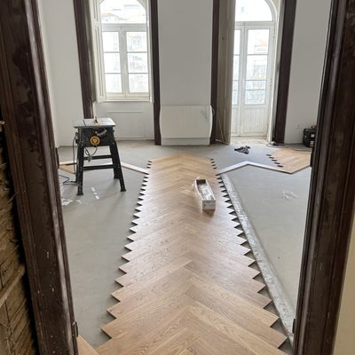 Parquet chevron - instalação num apartamento pombalino com janelas em arco