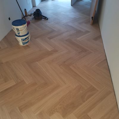 Herringbone Carvalho Claro - corredor com instalação em espinha de peixe
