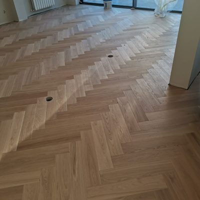Herringbone Carvalho Claro - sala de estar luminosa em Lisboa