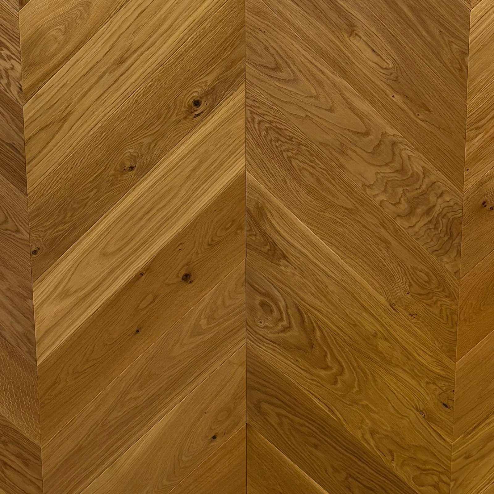 Parquet Chevron Oslo em carvalho selecionado, lâminas cortadas a 45° formando V perfeito