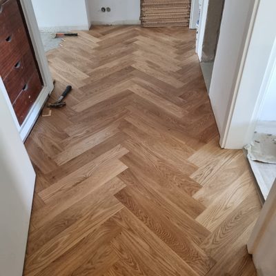 Oslo Herringbone - corredor com instalação herringbone em carvalho