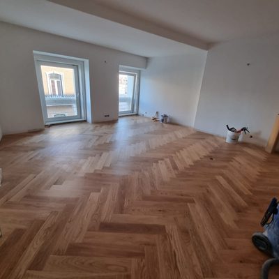 Oslo Herringbone - sala de estar com janelas e varandas lisboetas