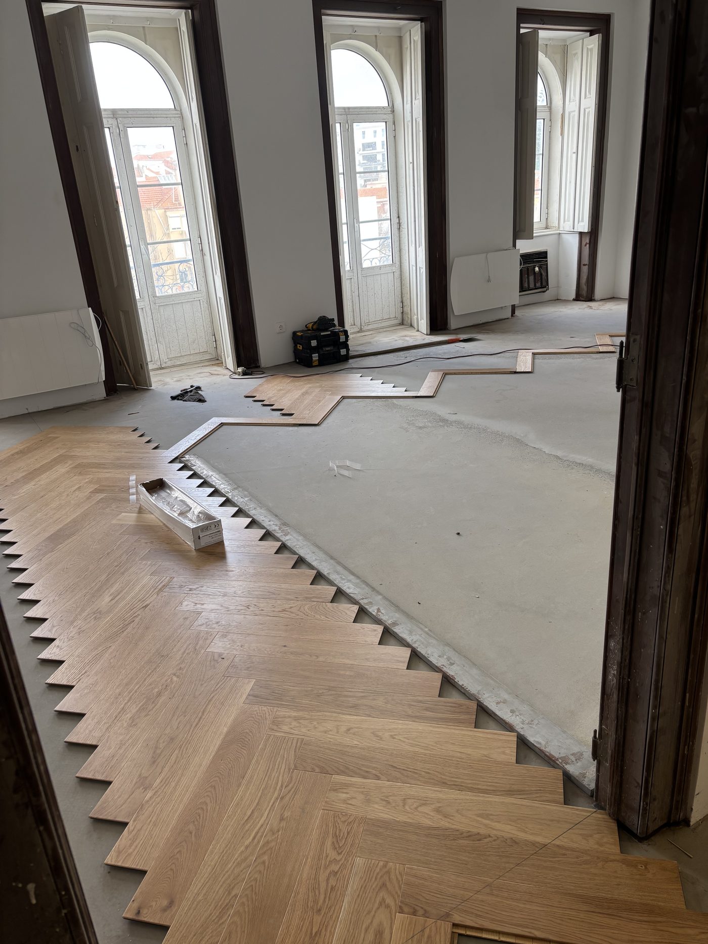 Chantier de pose de parquet espinha de peixe