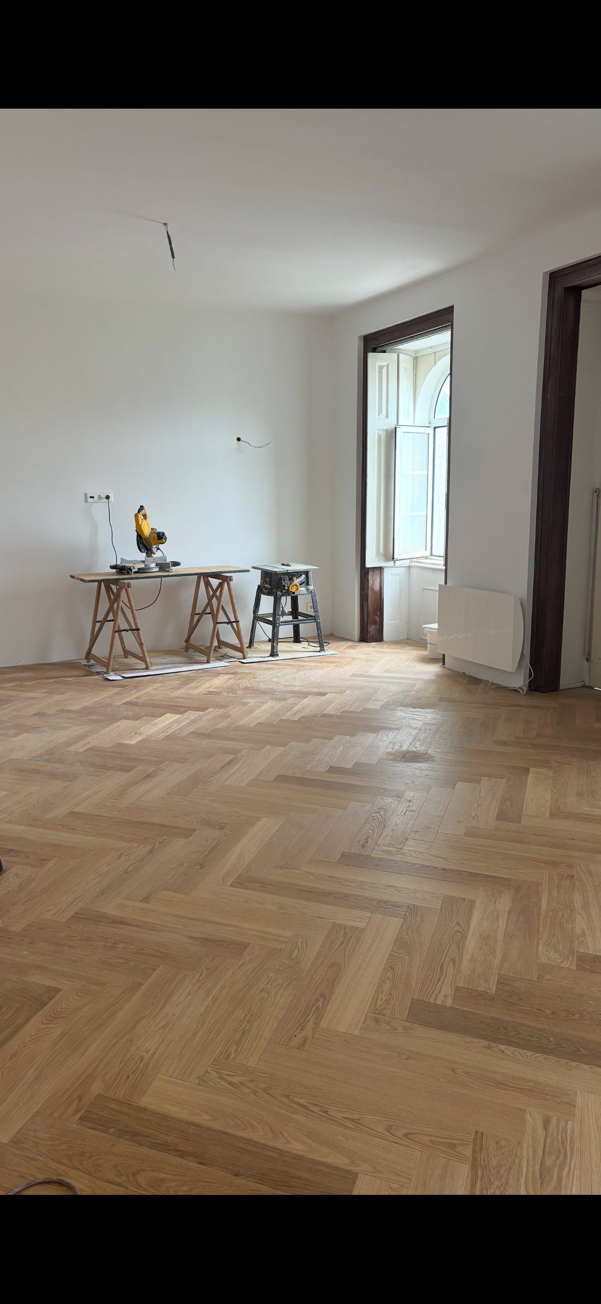 Sala de estar avec parquet point de Hongrie