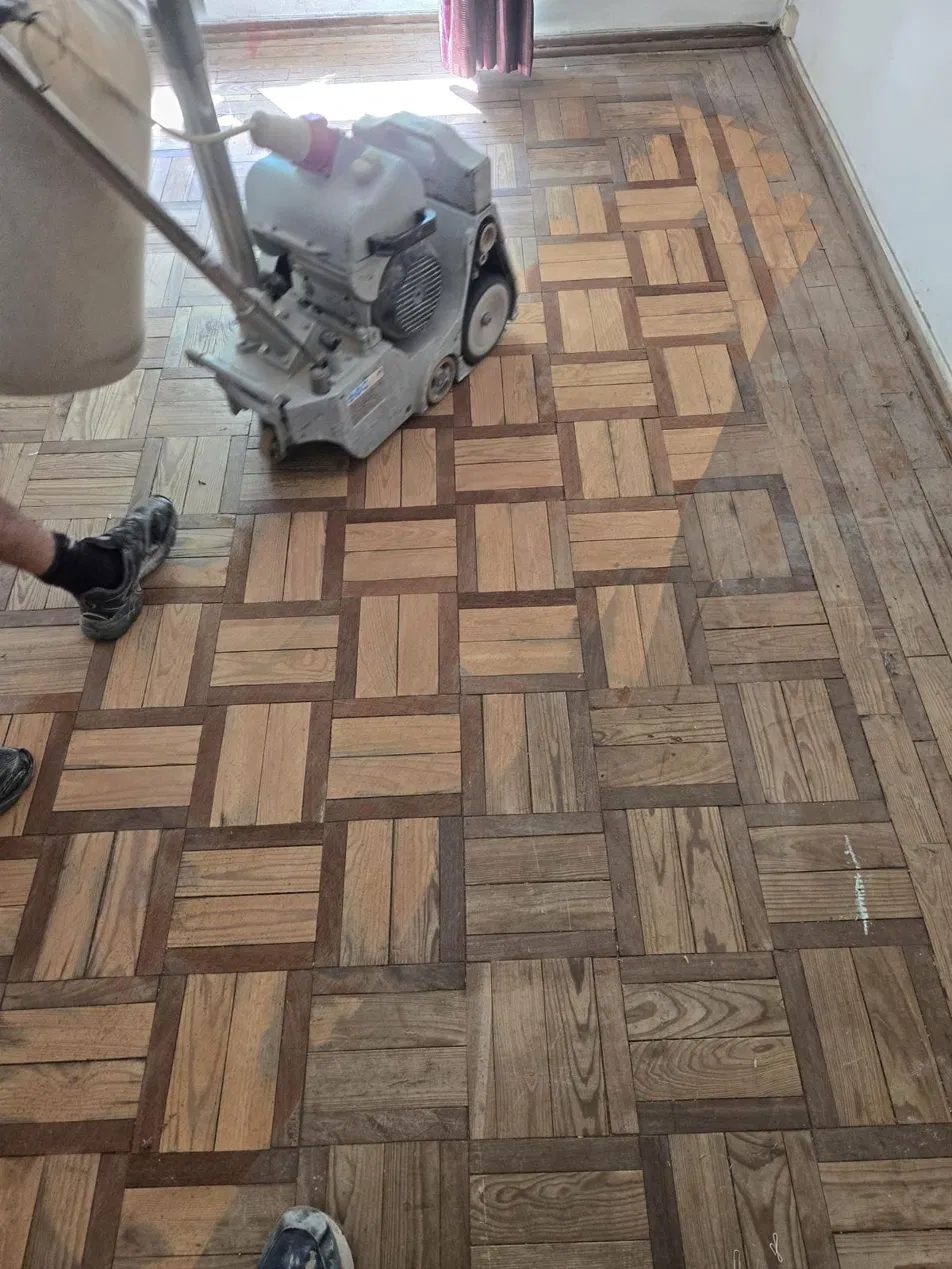 Lixagem profissional de soalho mosaico de tacos com máquina Lägler em Lisboa