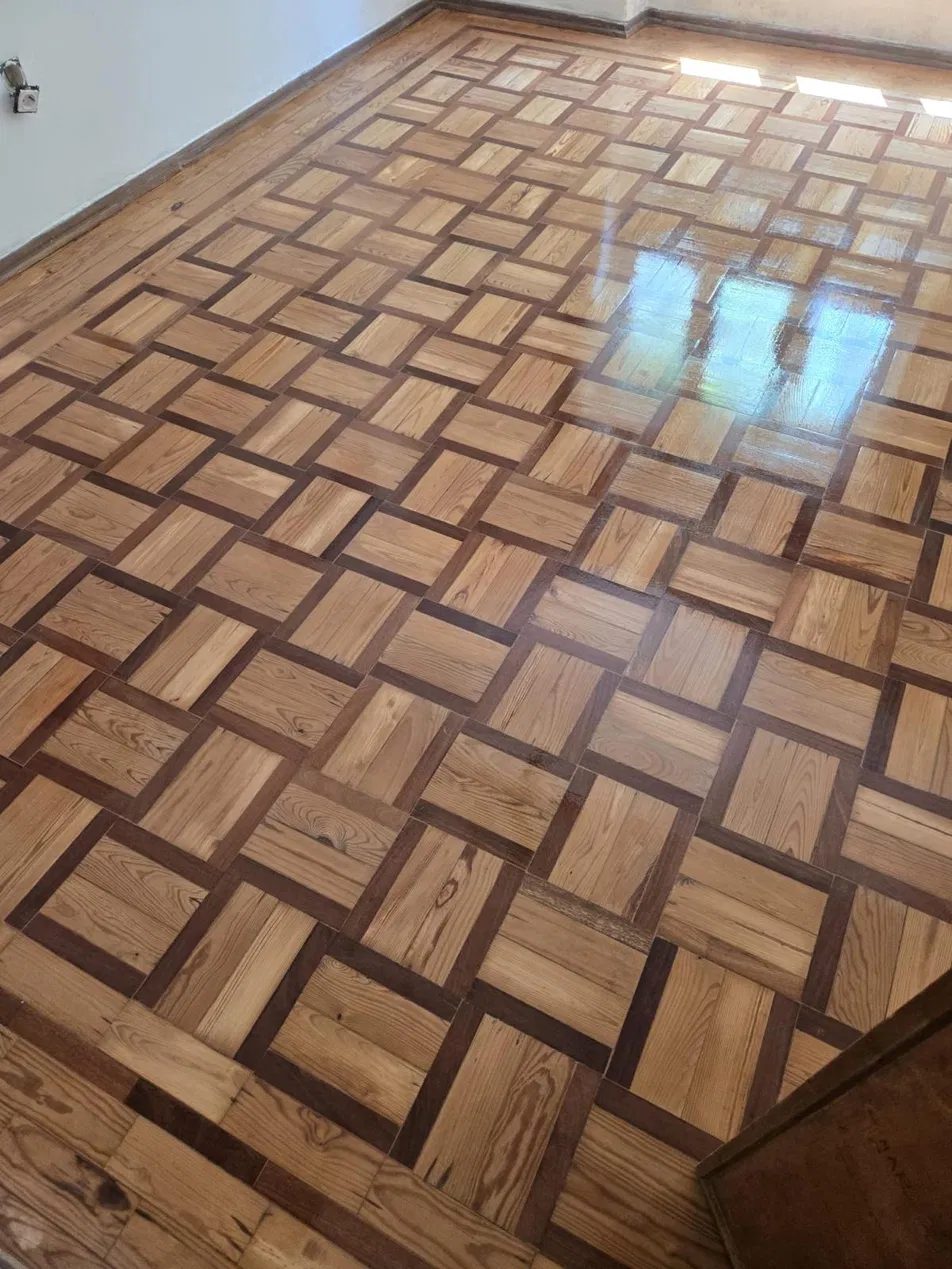 Soalho mosaico de tacos restaurado e envernizado em apartamento de Lisboa